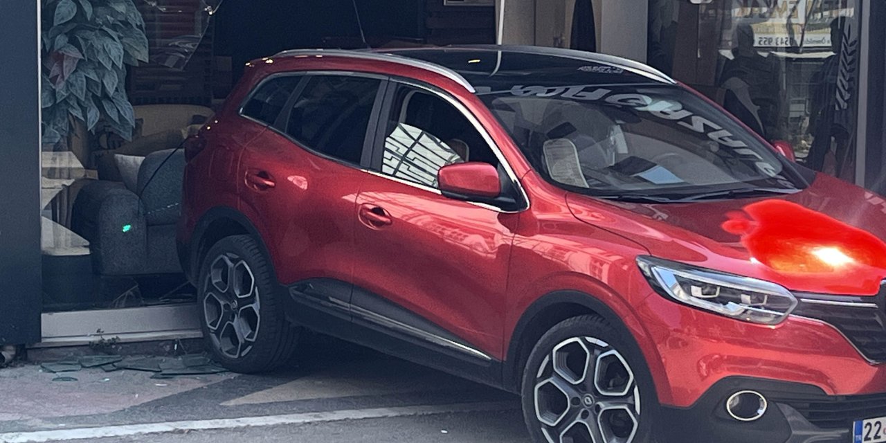 Arabayı geri viteste unuttu: Ortalığı birbirine kattı