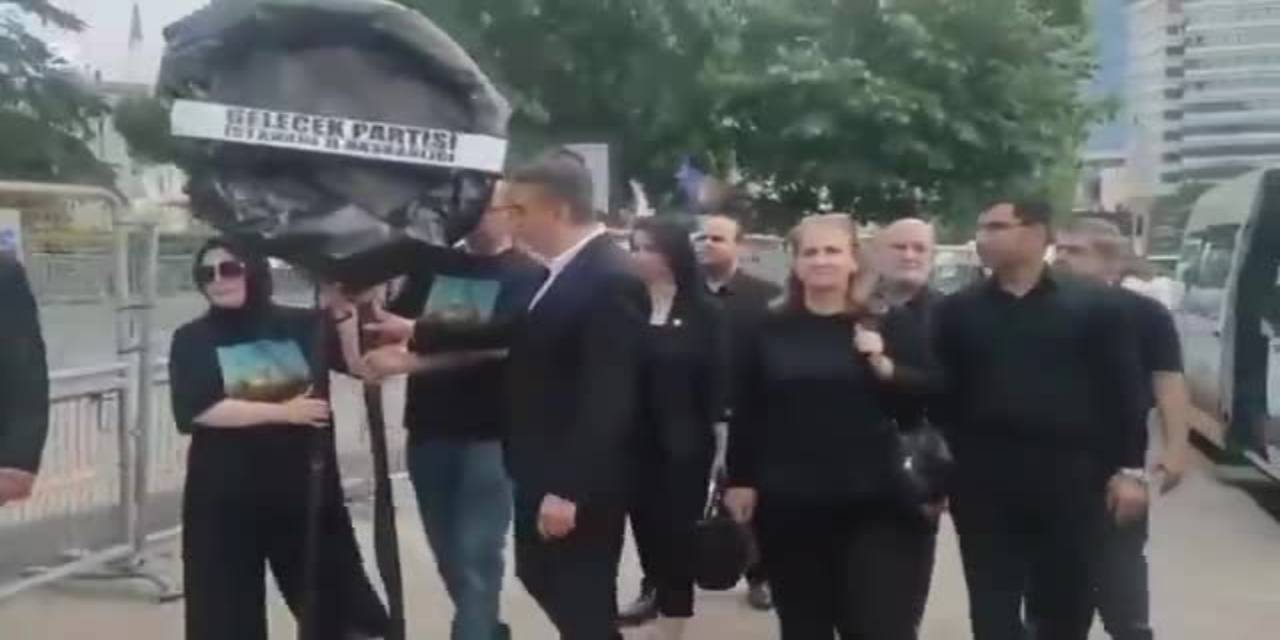 Gelecek Partisi'nden siyah çelenkli protesto