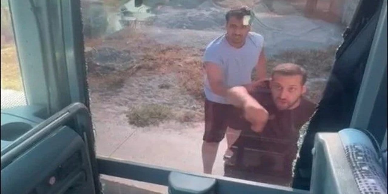 Magandalar tur otobüsünün önünü kesip taşladı