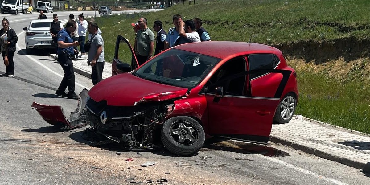 Kamyon ile otomobil çarpıştı: Birçok kişi yaralandı