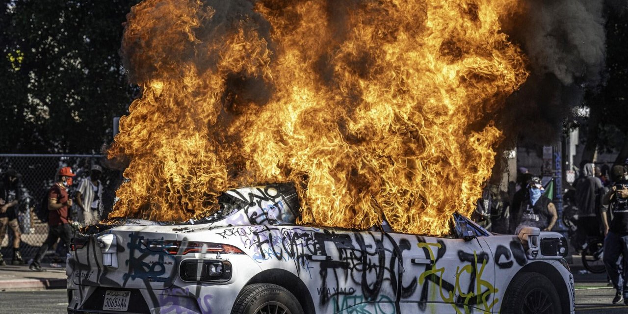 Protestocular Los Angeles'ta neden robotaksileri ateşe veriyor?