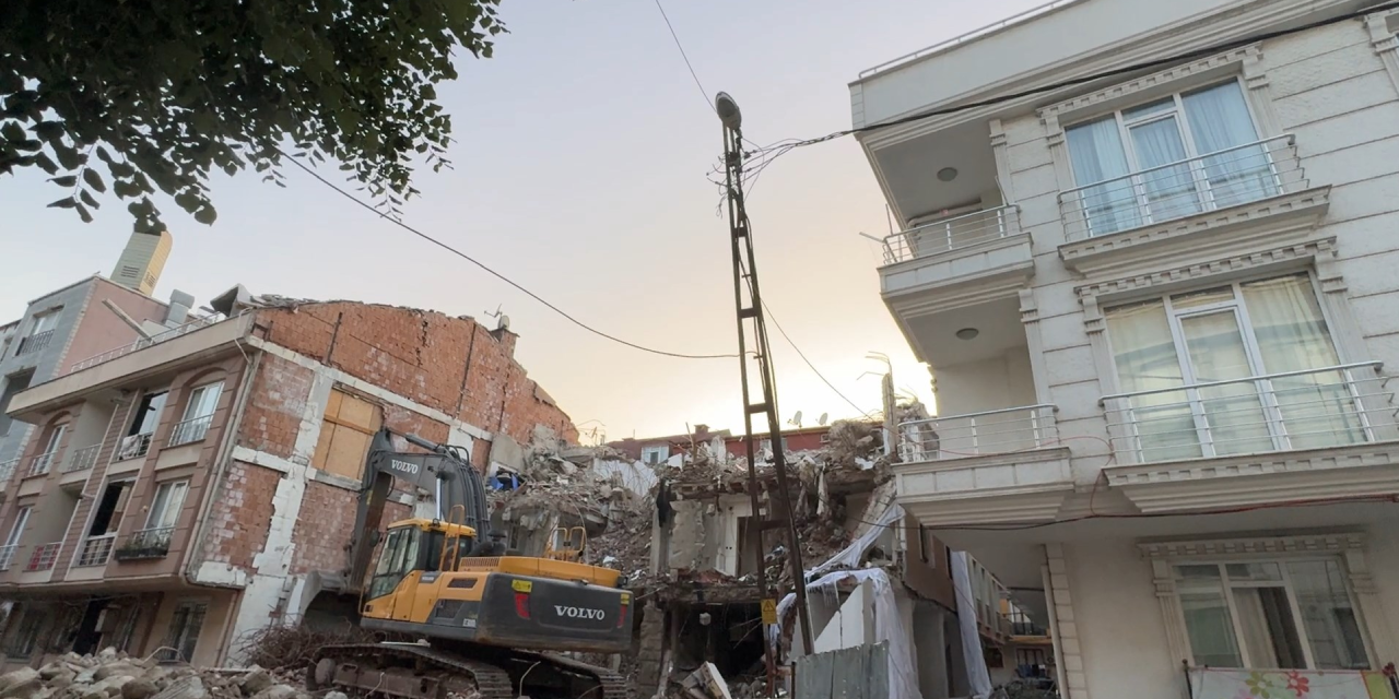 Kentsel dönüşüme alınan bina yıkılırken olanlar oldu: Sokak elektriksiz kaldı