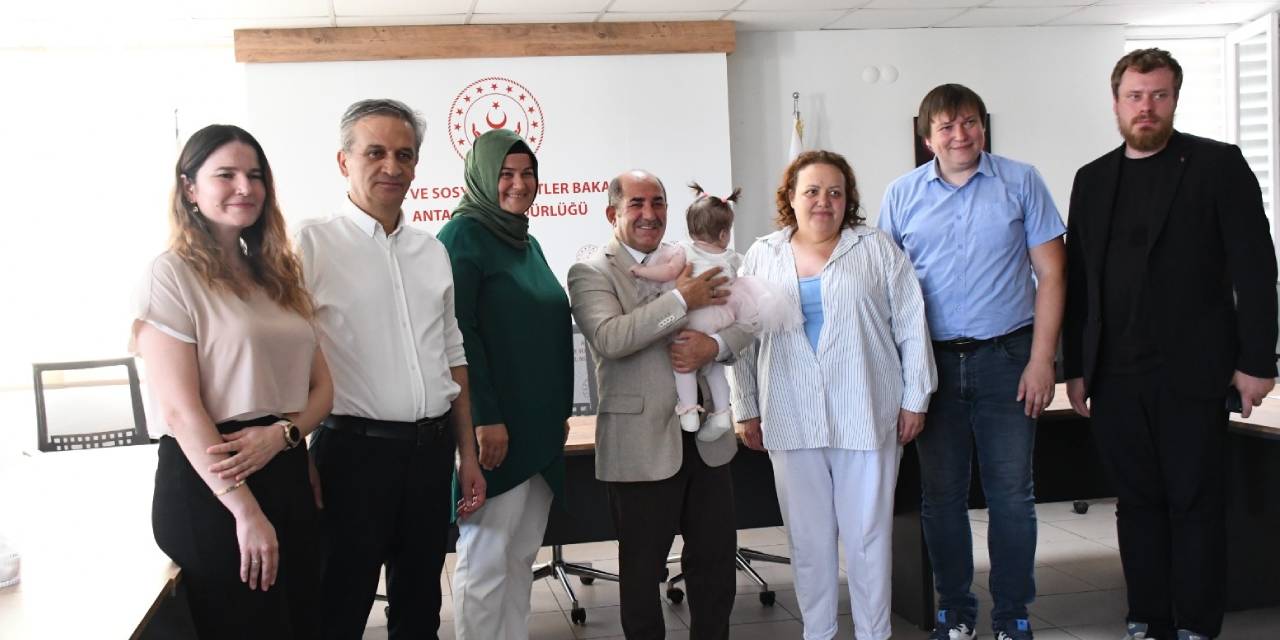 Annesinin klozete bıraktığı bebek yetkililere teslim edildi