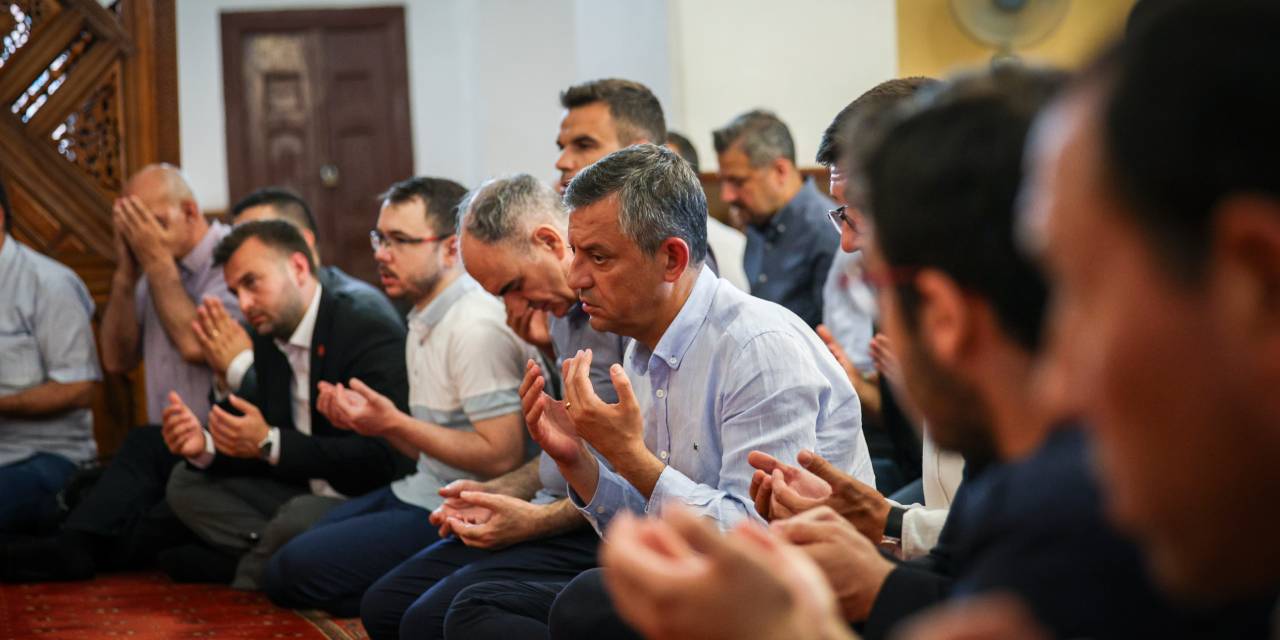 Özgür Özel Ferdi Zeyrek için düzenlenen mevlit programına katıldı