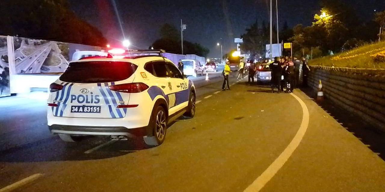 Trafik uygulaması yapan polislere motosiklet çarptı!