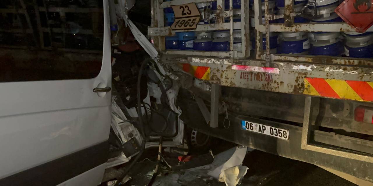 TEM'de feci kaza! Yolcu dolu minibüs tüp kamyonuna çarptı