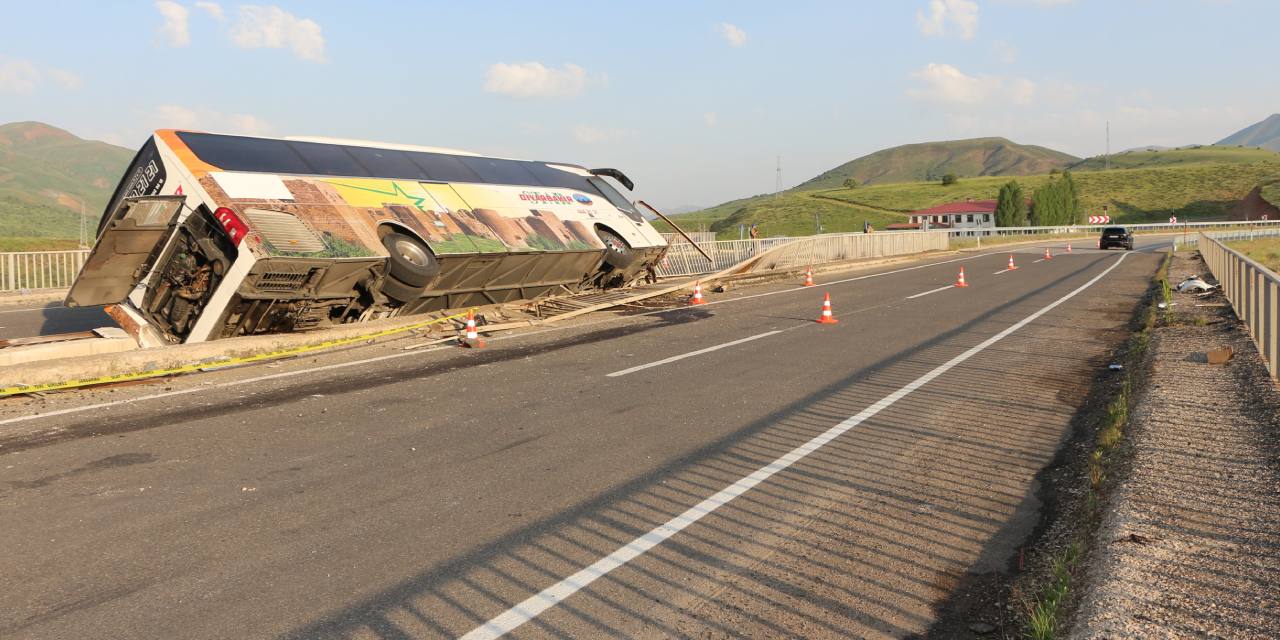 Bingöl'de feci kaza! Üç kişi ağır yaralandı