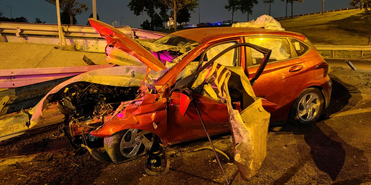 Bayrampaşa’da feci kaza: Otomobil demir bariyere saplandı