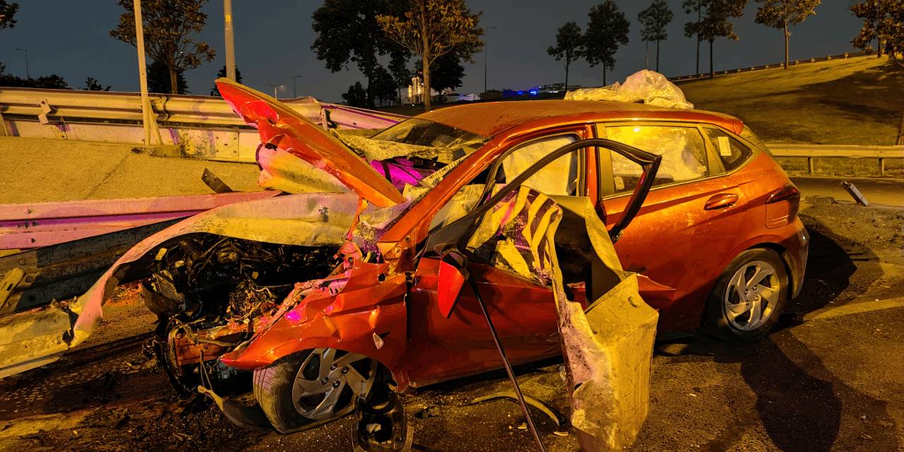 Demir bariyer otomobilin içinden geçti: Sürücü can pahasına kurtarıldı