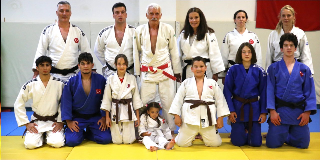 4 çocuğunu 2 gelinini 8 torununu judocu yaptı