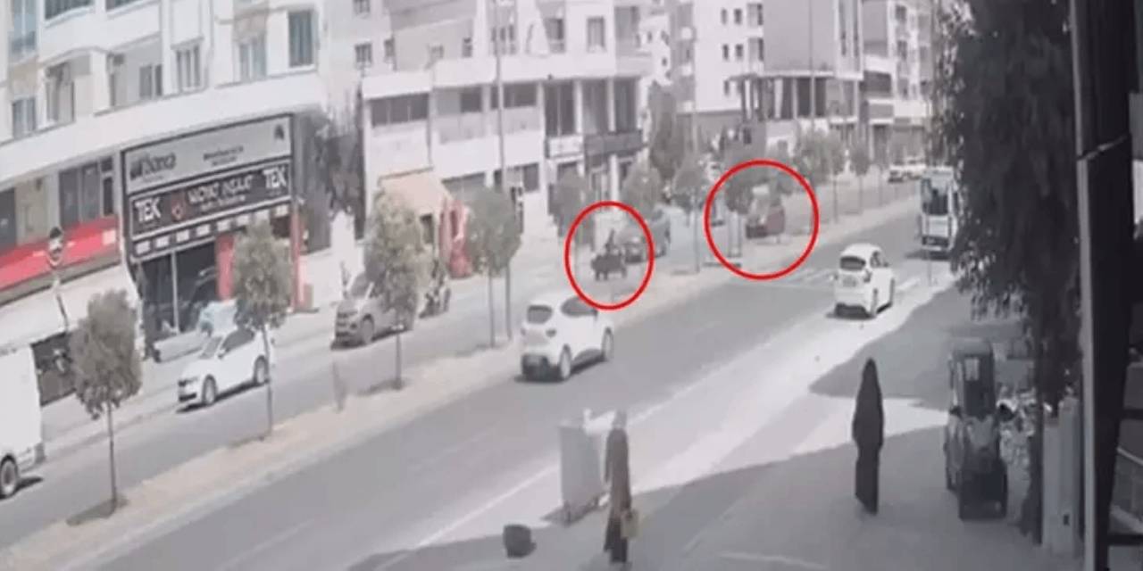 Yaya geçidinde korkunç çarpışma: 3 tekerlekli motosiklet otomobilin hedefi oldu!