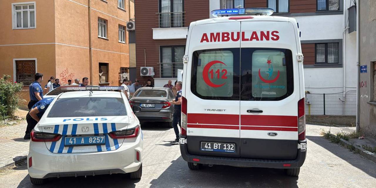 Bıçaklı kavgayı ayırmak isteyen polis yaralandı