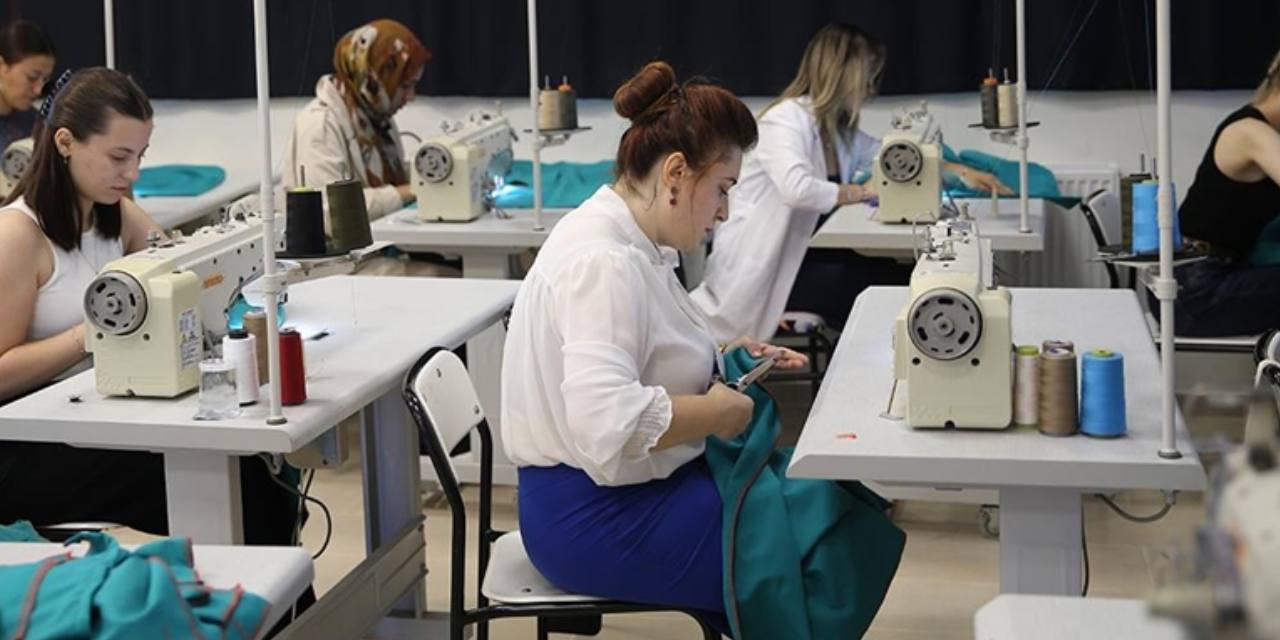 Trakya Üniversitesi öğrencileri ameliyathane için kumaş dikiyor