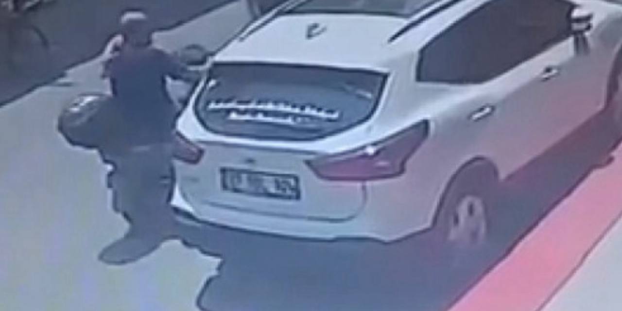 Aniden açılan kapı faciaya yol açtı! Motosikletli sürücü savrulup minibüsün altına girdi