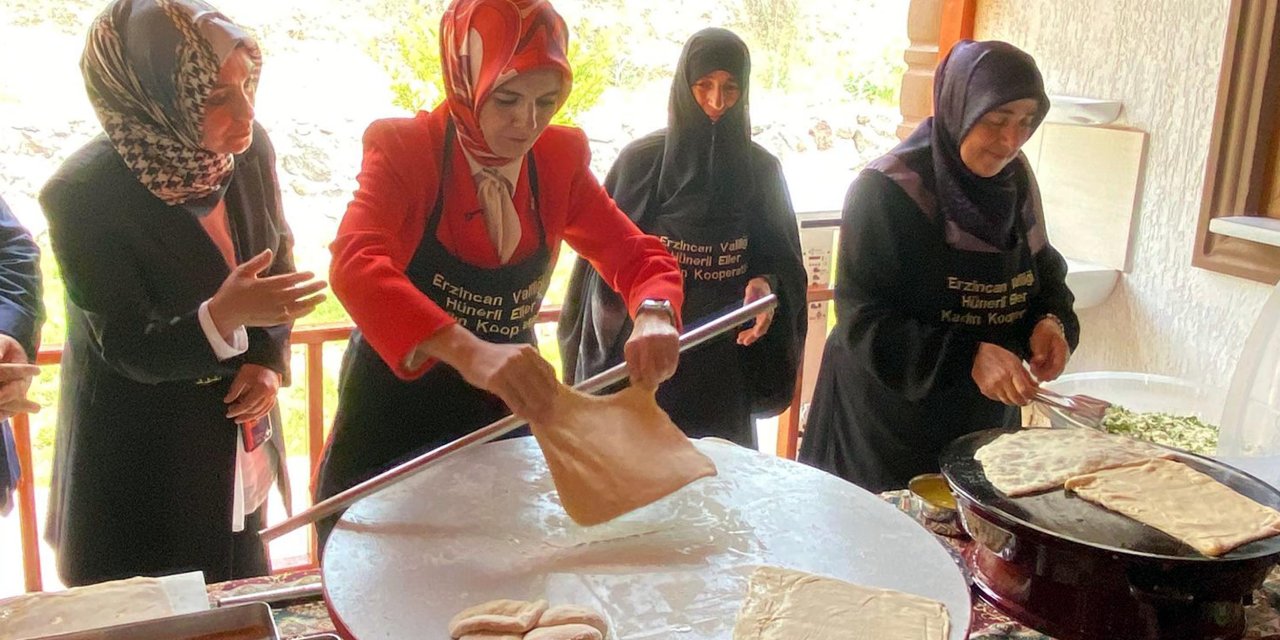 Bakan Göktaş, kadın kooperatifinde hamur açtı