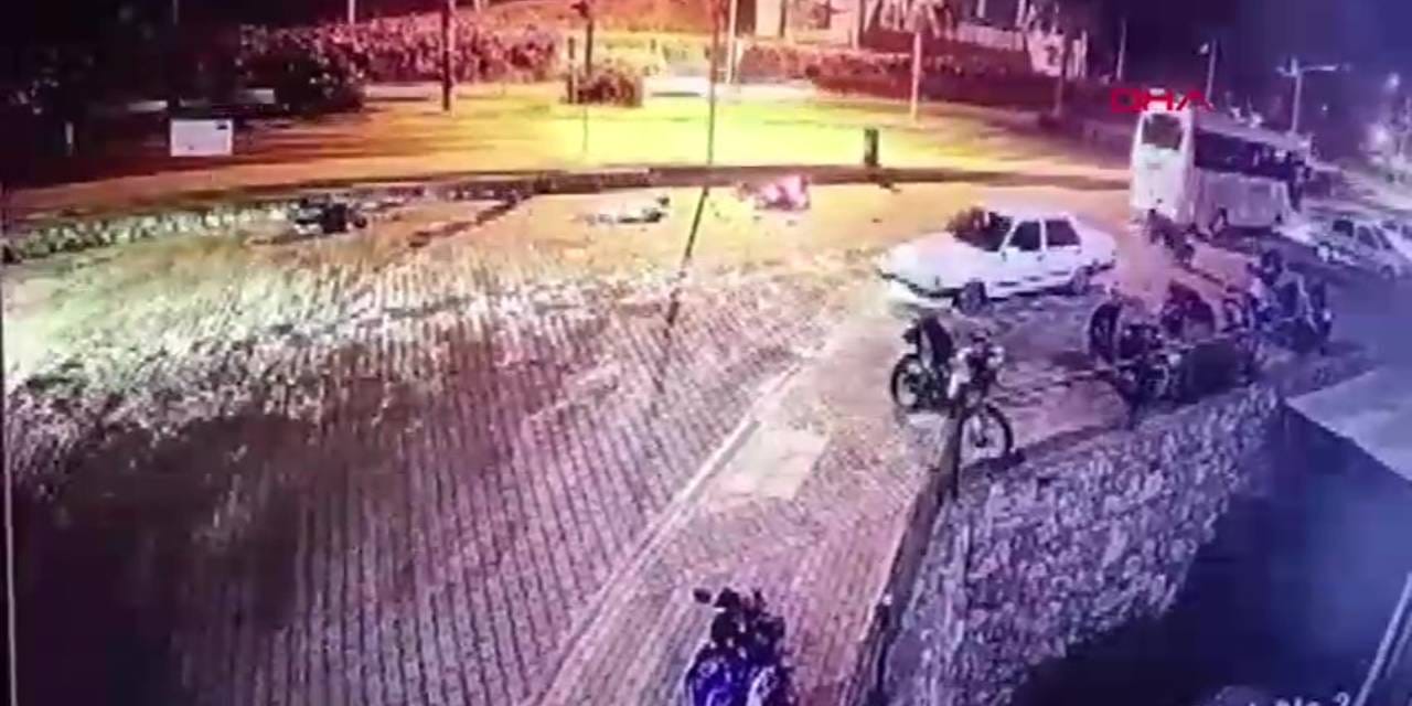 Motosikletler kafa kafaya girdi: Sürücüler savruldu