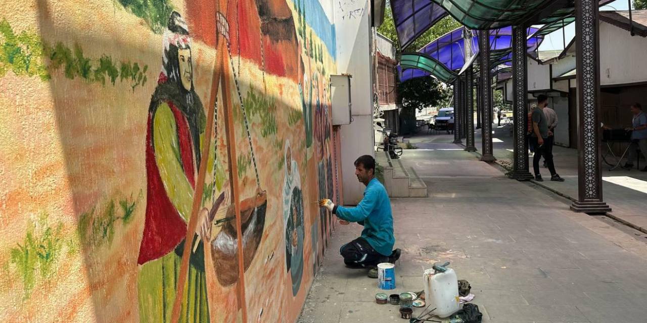 Depremin unutturduğu sokağa resimlerle hayat veriyor