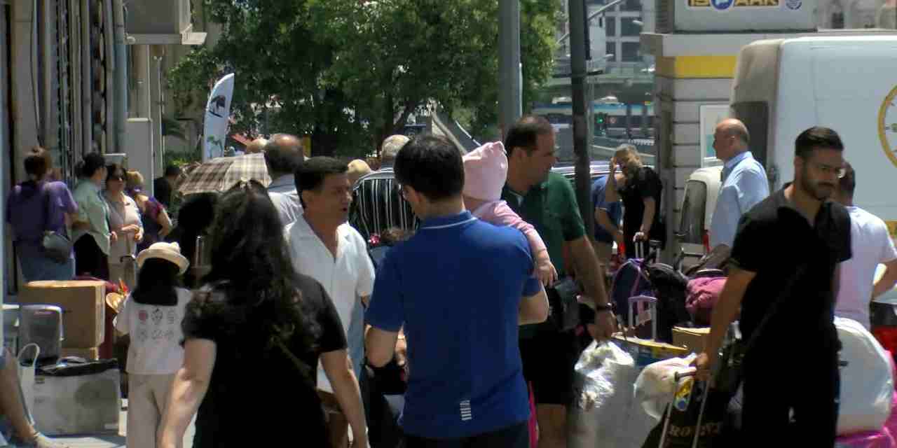 Hava sahası kapatıldı: Ülkelerine otobüsle dönüyorlar