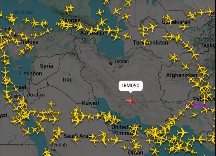 Füzelerin ortasında Tahran'a iniş yaptı! Dünya o uçağı konuşuyor