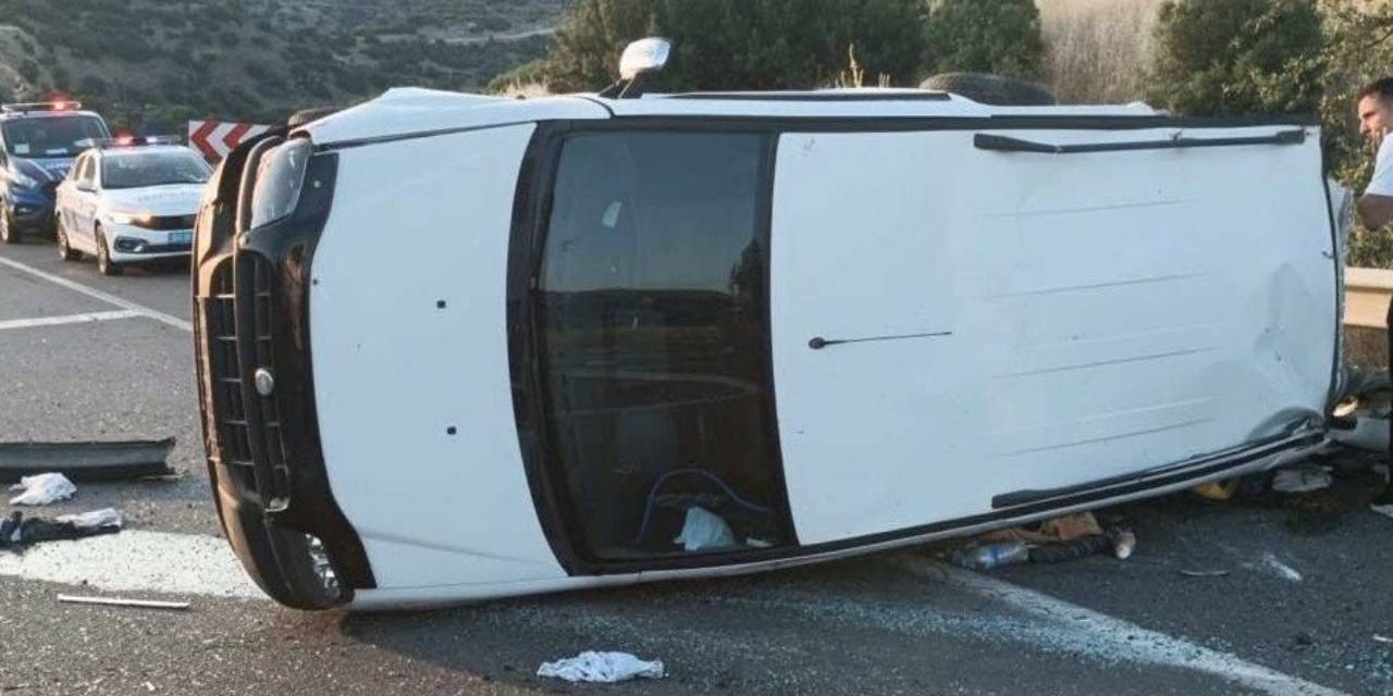 1 yaşında bebeğin de içinde olduğu araç devrildi: Ölü ve yaralılar var