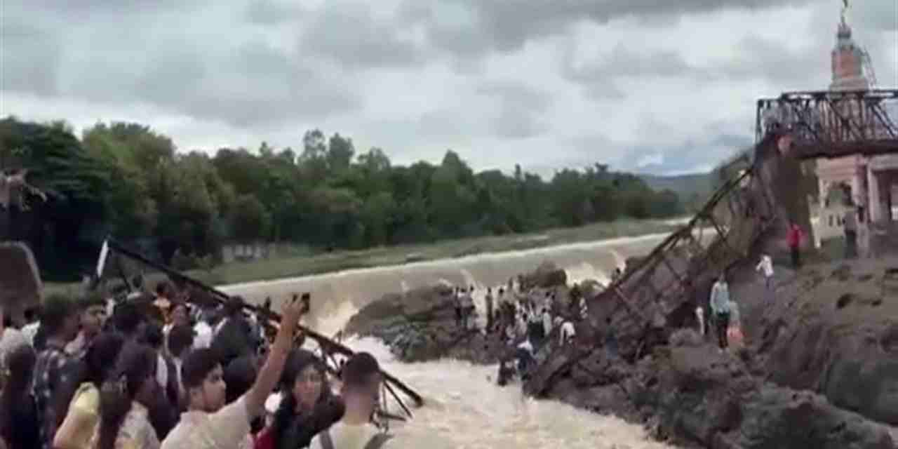 Hindistan'da köprü çöktü: 6 ölü