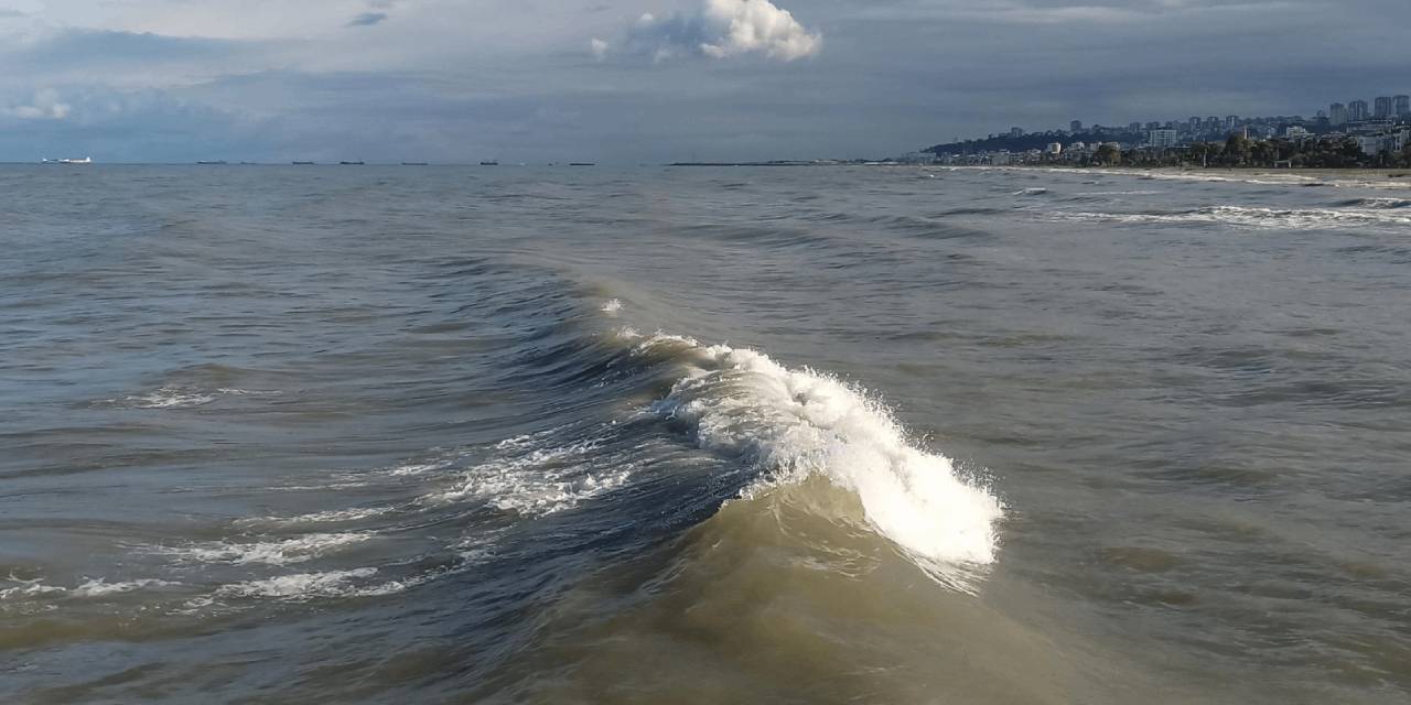 Karadeniz'de tehlike var: Denize girmek yasaklandı