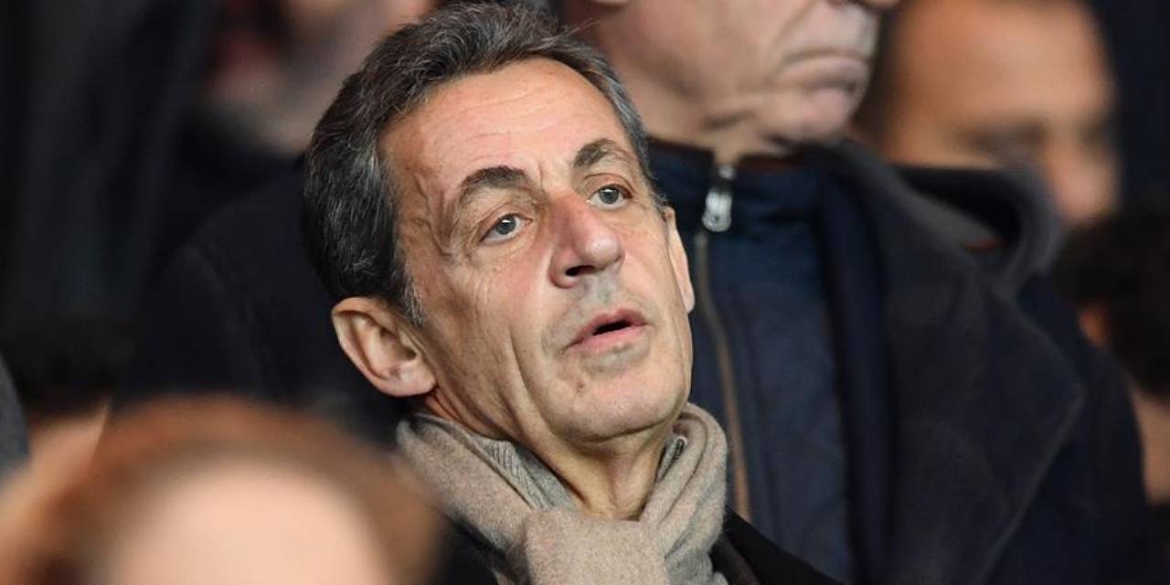 Eski Cumhurbaşkanı Sarkozy'nin onur nişanı geri alındı