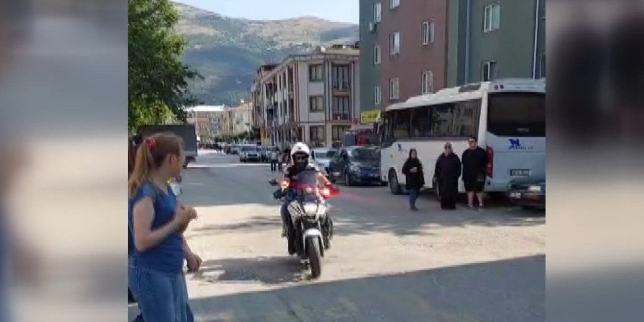 Kimliğini unutan öğrenciye polis Hızır gibi yetişti