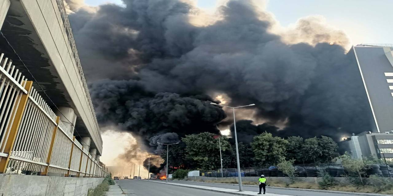 SON DAKİKA! İzmir'de inşaat deposunda yangın!