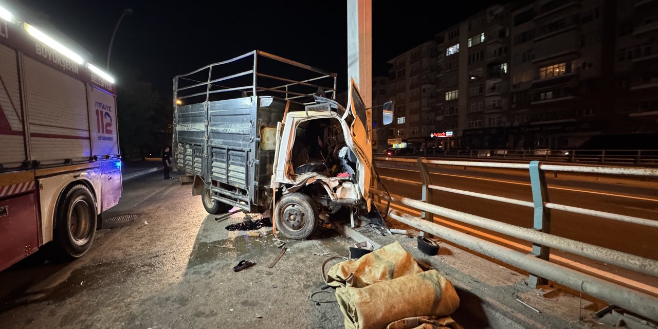 Kocaeli'de korkutan kaza: Sürücü kamyonette sıkıştı