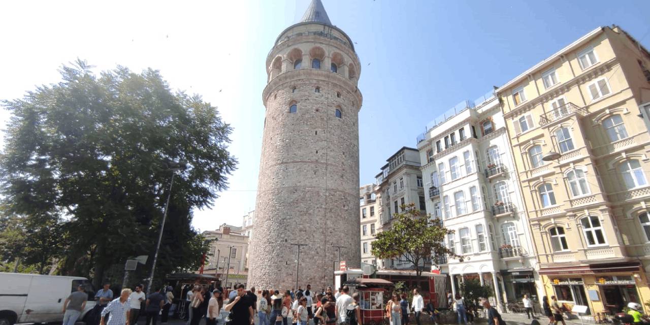 Galata Kulesi’nden düşen genç yaşamını yitirdi