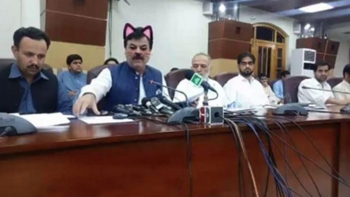 Hükümet yayınına “kedi filtresi” Pakistan'da büyük skandal!