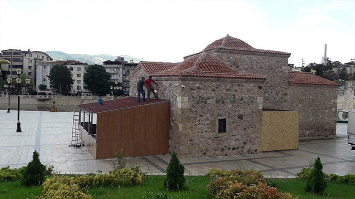 800 yıllık tarihi türbe, AKP'li belediye tarafından 'millet kıraathanesi' yapıldı