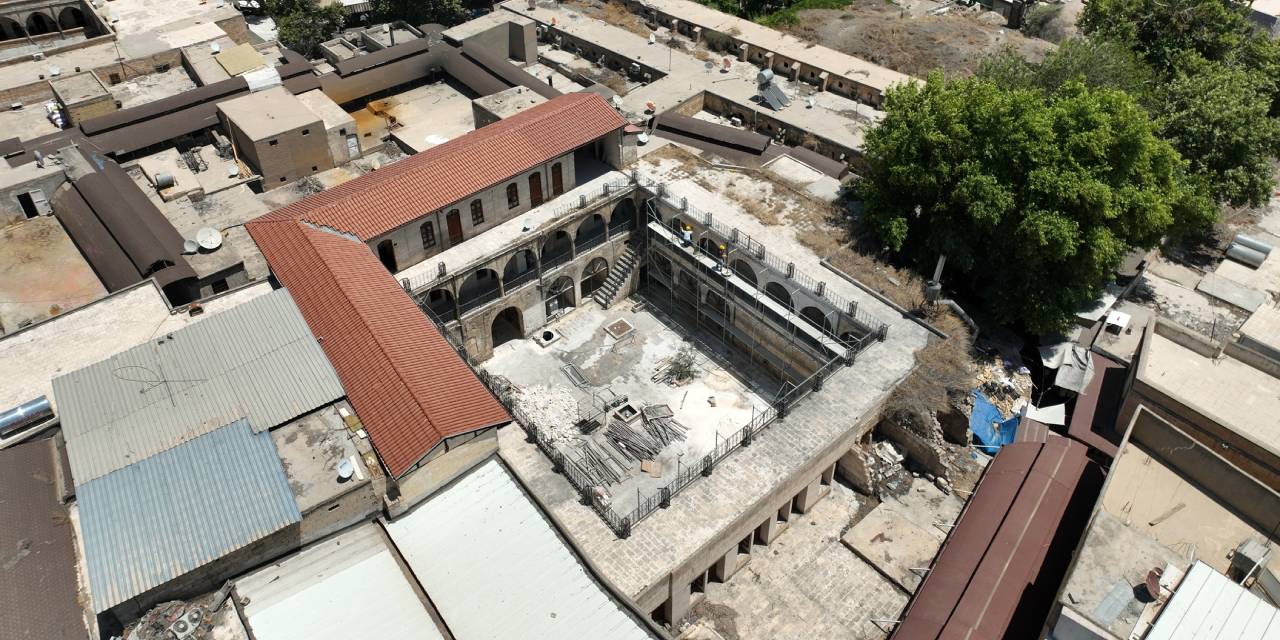 6 Şubat depremlerinde hasar gören tarihi han restore diliyor