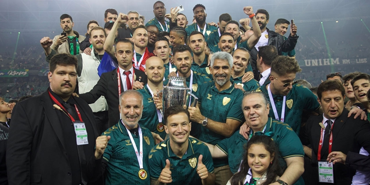 Takımı Süper Lig'e çıkarınca gönderildi: En yakın rakibine imzayı attı