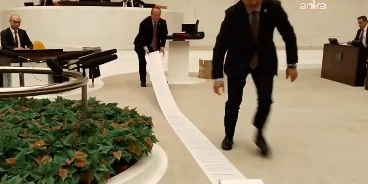 Tamı tamına 54 metre! Çoklu maaş alanların listesini TBMM'de böyle gösterdi