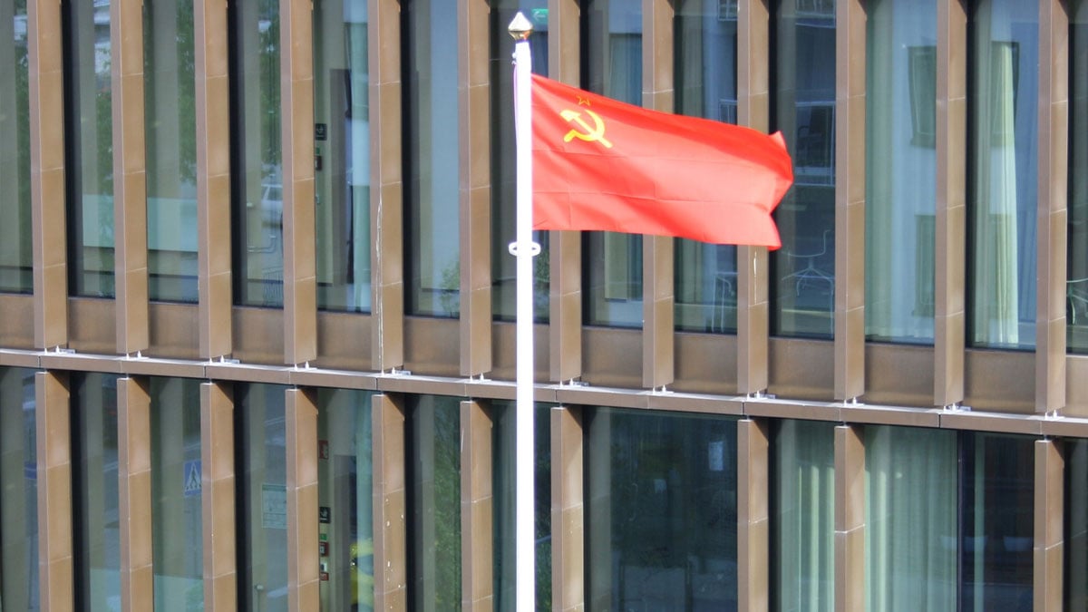 İsveç’te bir belediye binasına Sovyetler Birliği bayrağı asıldı
