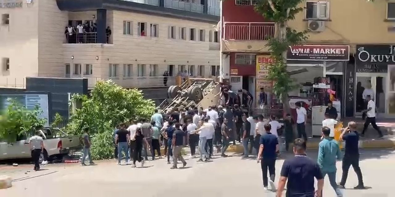 Facianın ucundan dönüldü! Freni boşalan kamyon taksi ve kaldırıma çarpıp takla attı