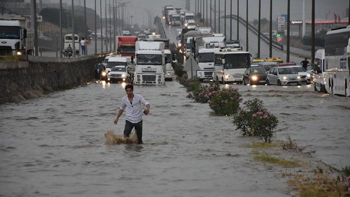 İzmir-Ankara yolu sel nedeniyle ulaşıma kapandı