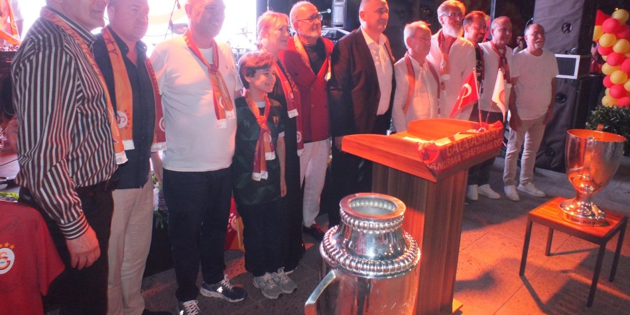 Dursun Özbek'i bekliyorlardı görüntüsüyle yetinmek zorunda kaldılar