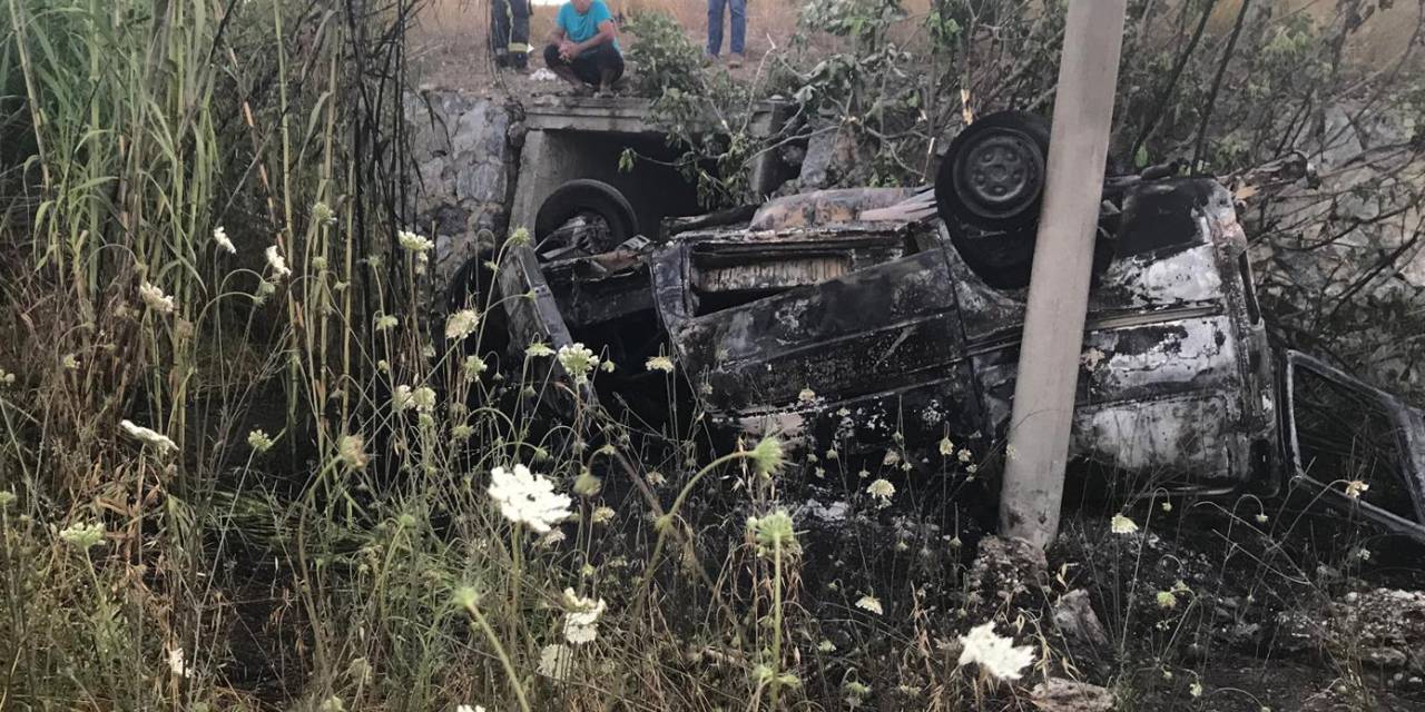 Araç alev topuna döndü: Sürücü tarlaya savrulup can verdi