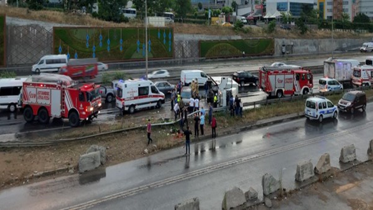 İstanbul’da kırmızı alarm! Sağanak yağış etkili oldu, 8 araç birbirine girdi