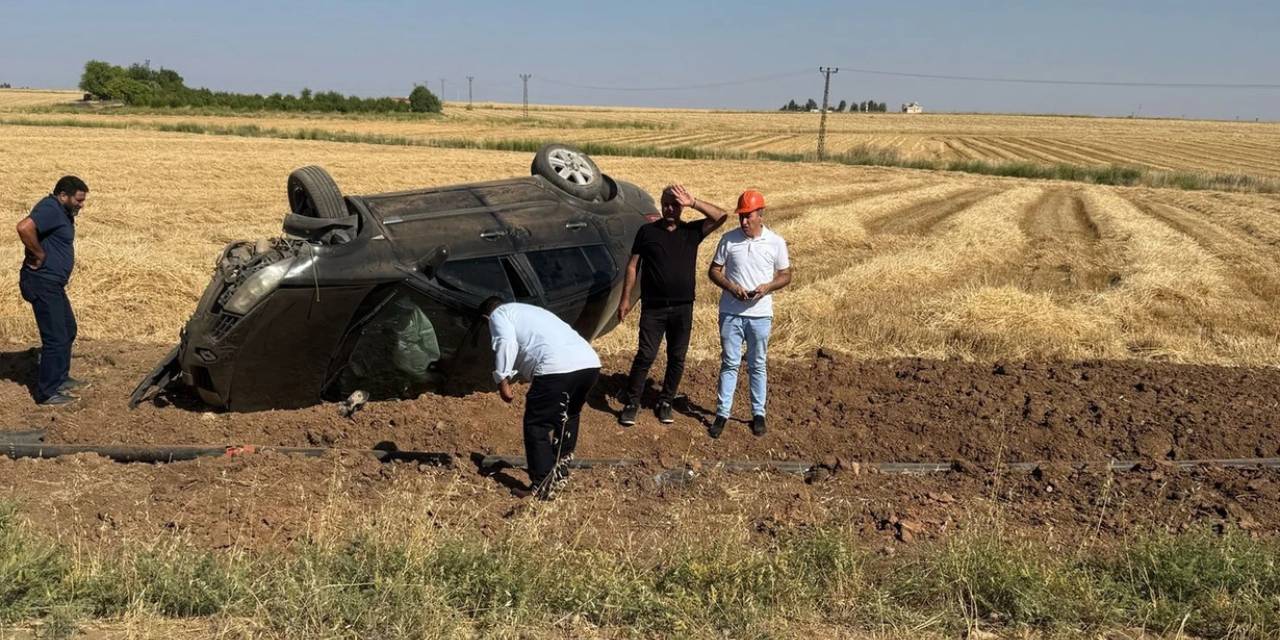 Takla atan otomobil tarlaya uçtu: Sürücü ve kızı yaralandı