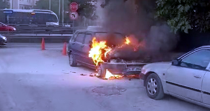 Avcılar'da park halindeki otomobil alev aldı