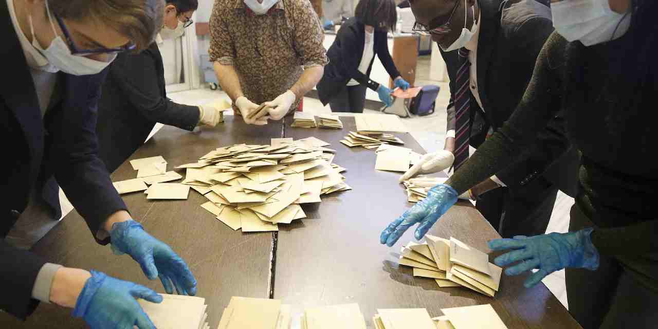 Fransa'da o tarihlerde 2 bin belediye başkanı istifa etti