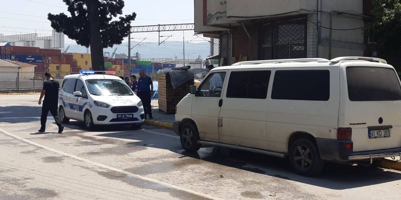 ‘Uygunsuz' giyiniyor diye komşusunu paspasla yaraladı