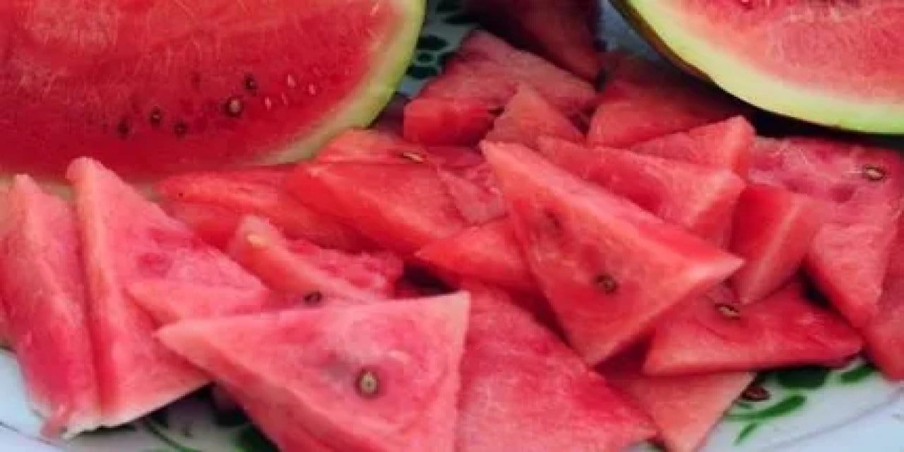 Karpuz kesmek bıçak olmadan da mümkün: