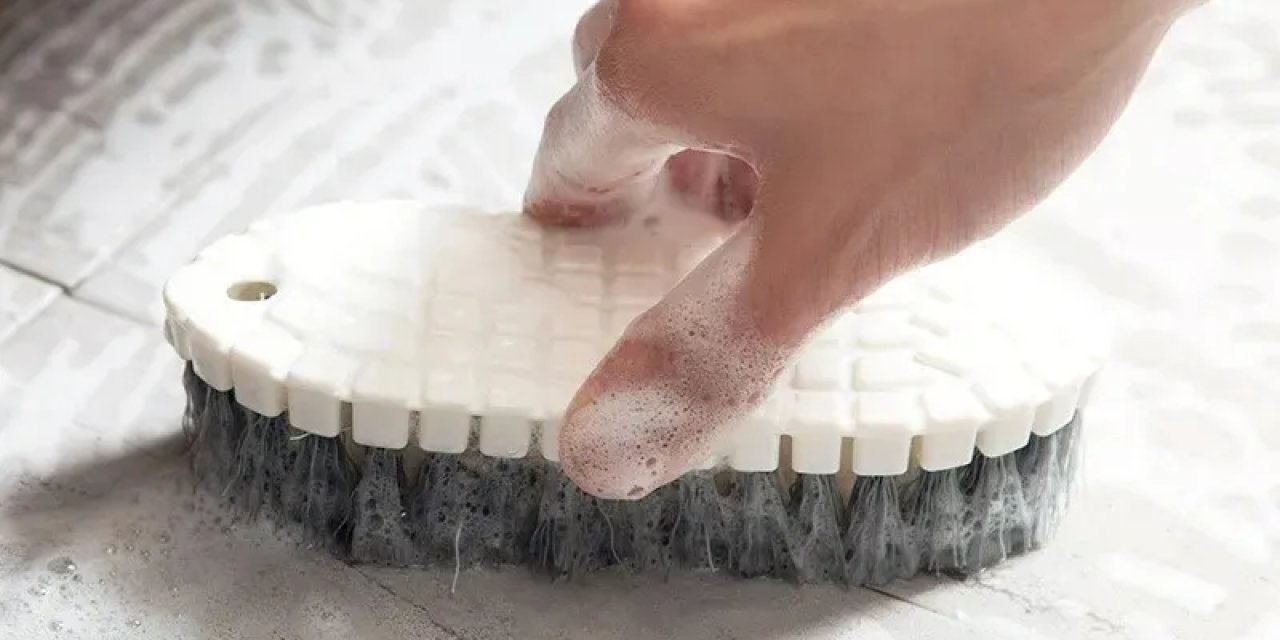 Süpürgeye tıraş köpüğü süren annenin temizlik sırrı ortaya çıktı: Artık herkes onu taklit ediyor!