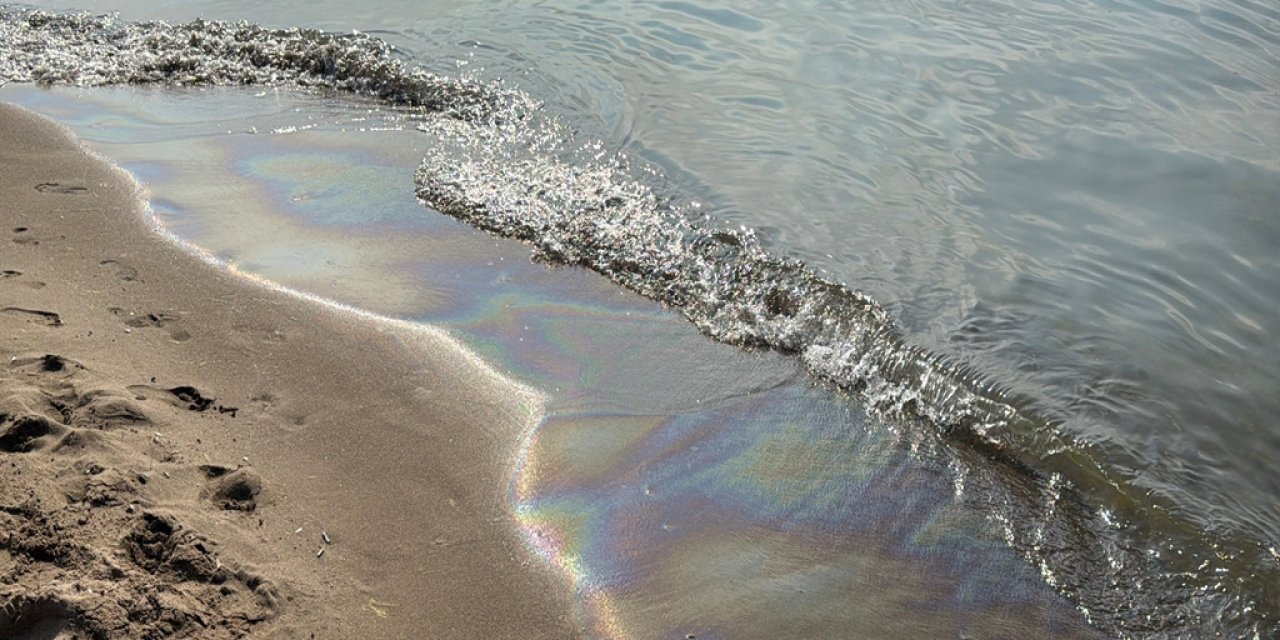 Denizden mazot çıktı: Yüzmek yasaklandı