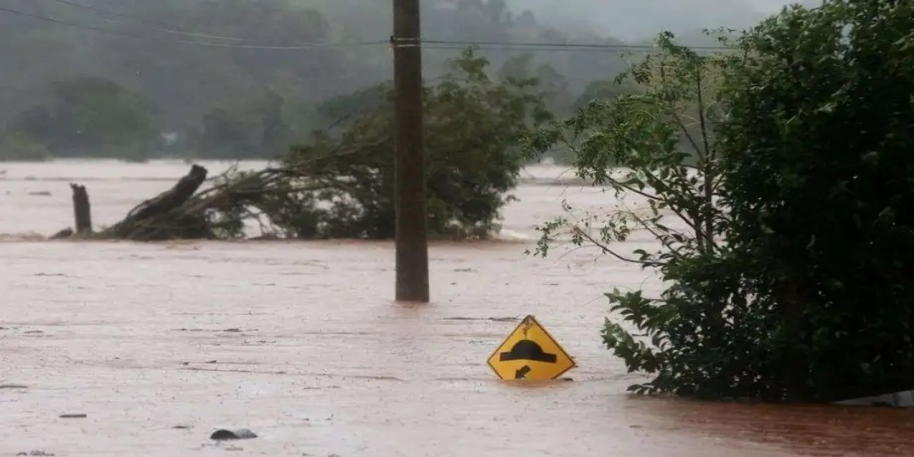 Şiddetli yağışlar 3 can aldı: Binlerce kişi yerinden oldu